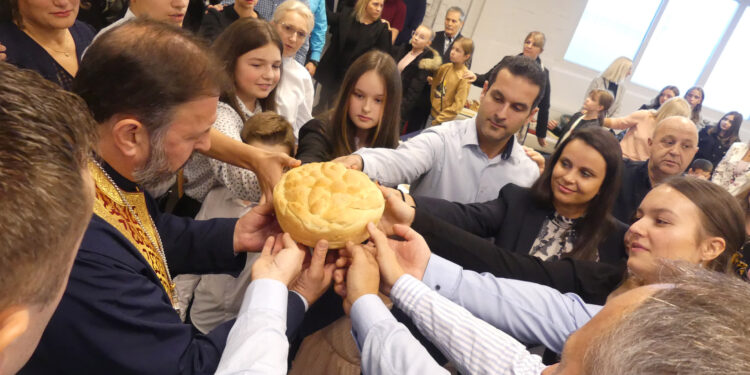 Slavili uz kolo i pesmu
