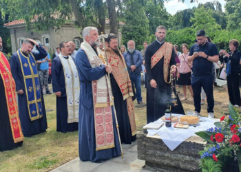 Preci nas gledaju iz večnosti