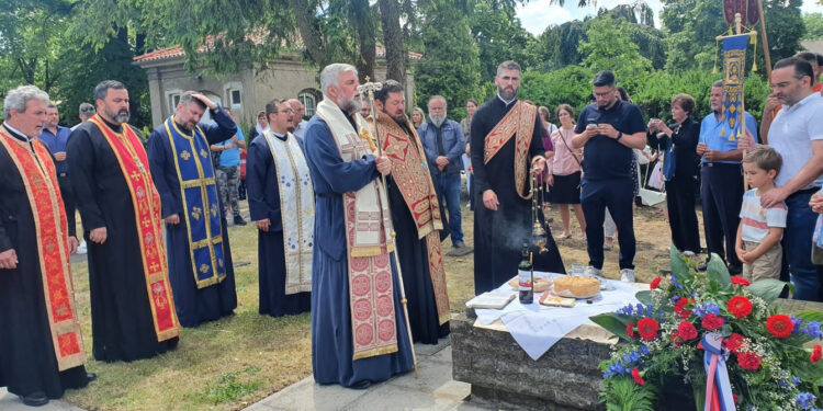 Preci nas gledaju iz večnosti