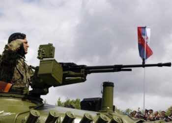 Vučić najavio povećanje plata vojnicima