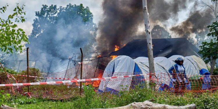 Ebola ponovo seje strah: Zapaljen zdravstveni centar u Kongu, zaraženi pobegli u panici