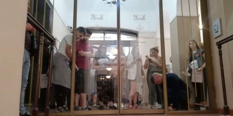 Studenti iz „1 od 5 miliona“ blokirali Rektorat u Beogradu (VIDEO)