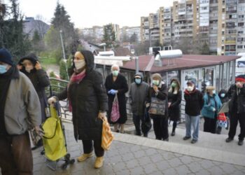 Građani stariji od 65 godina jutros u nabavci (FOTO)