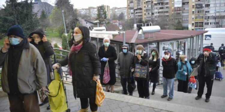 Građani stariji od 65 godina jutros u nabavci (FOTO)