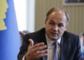 Enver Hodžaj sa predstavnicima britanskog ministarstva