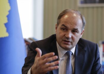 Enver Hodžaj sa predstavnicima britanskog ministarstva