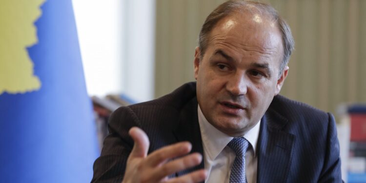 Enver Hodžaj sa predstavnicima britanskog ministarstva