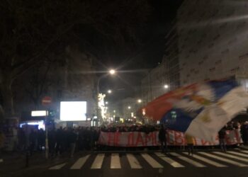 Navijači Crvene zvezde protestovali ispred Ambasade Crne Gore (VIDEO)