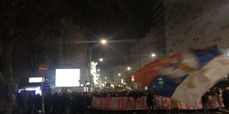 Navijači Crvene zvezde protestovali ispred Ambasade Crne Gore (VIDEO)
