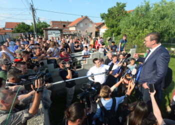 Vučić u Borči: Nećemo samo da šminkamo, napravićemo kanalizaciju