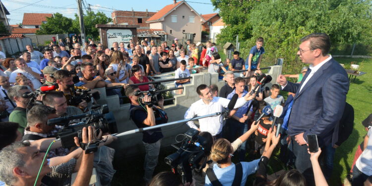 Vučić u Borči: Nećemo samo da šminkamo, napravićemo kanalizaciju