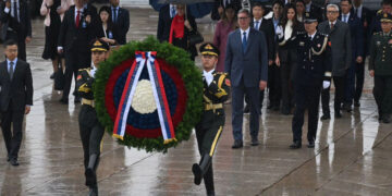 Predsednik Vučić u Kini: Položio venac na Spomenik narodnim herojima – susret sa premijerom