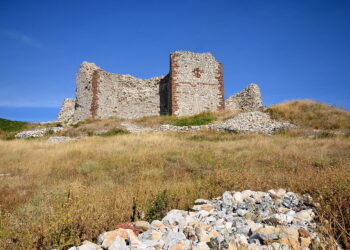 Kosovska zastava na srpskoj tvrđavi u Novom Brdu