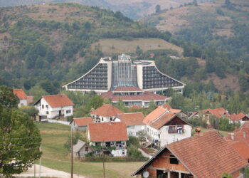 Sklonjeni zastava Srbije i krst sa spomenika na Brezovici