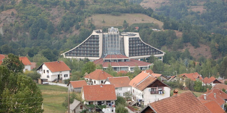 Sklonjeni zastava Srbije i krst sa spomenika na Brezovici