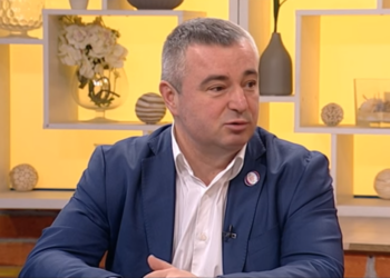 Narod pokriva rupu bez dna