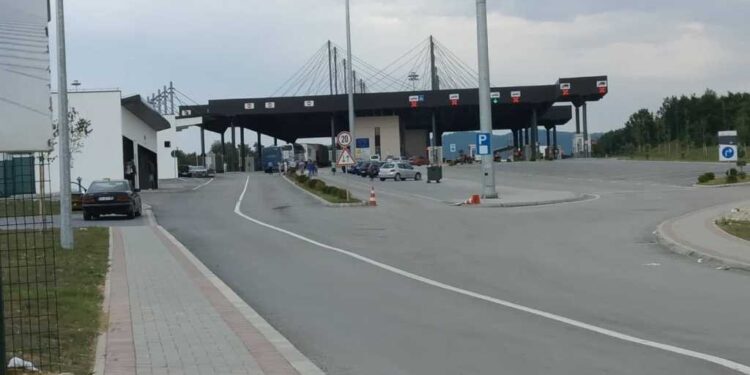 Na prelazu Merdare ne može sa srpskim pasošem, samo sa srpskom ličnom kartom?