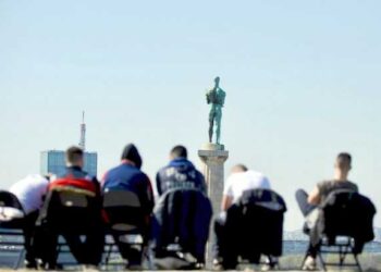 Spuštena statua „Pobednika“ (VIDEO)