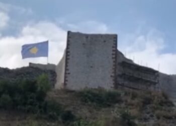 Kosovska zastava ponovo na tvrđavi u Novom Brdu