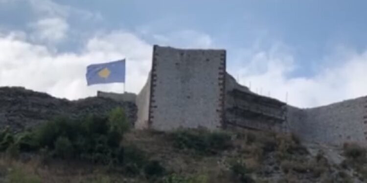 Kosovska zastava ponovo na tvrđavi u Novom Brdu