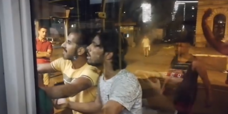 Migranti ponovo terorišu: Uništavaju autobuse i napadaju vozače (VIDEO)