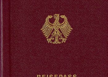 Mladi Srbi sa dva pasoša