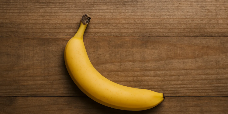 Banana kao oružje: Tinejdžer u Norrkopingu napao šefa švedskog parlamenta!