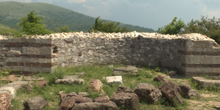 Priština ostatke pravoslavnog hrama predstavlja kao katoličku crkvu