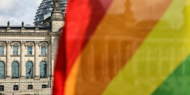 Gejevi protiv Merca: Kancelara optužuje i LGBT+ zajednica za zanemarivanje