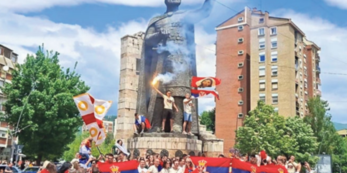 Nisu ih zaustavili: Srpski maturanti slavili sa trobojkama u Kosovskoj Mitrovici