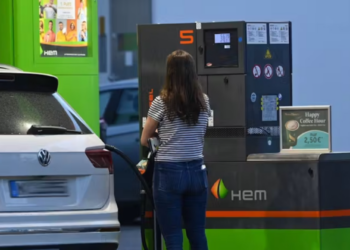 Austrija i ostatak Evrope suočavaju se sa ozbiljnom neizvesnošću na energetskom tržištu nakon upozorenja međunarodnih institucija da bi poremećaji u snabdevanju naftom mogli izazvati rast cena goriva i dodatni pritisak na privredu. U fokusu pažnje nalazi se moreuz Hormuz, jedan od najvažnijih svetskih pomorskih pravaca za transport nafte i tečnog prirodnog gasa, kroz koji prolazi značajan deo globalnih energetskih tokova.