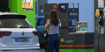 Austrija i ostatak Evrope suočavaju se sa ozbiljnom neizvesnošću na energetskom tržištu nakon upozorenja međunarodnih institucija da bi poremećaji u snabdevanju naftom mogli izazvati rast cena goriva i dodatni pritisak na privredu. U fokusu pažnje nalazi se moreuz Hormuz, jedan od najvažnijih svetskih pomorskih pravaca za transport nafte i tečnog prirodnog gasa, kroz koji prolazi značajan deo globalnih energetskih tokova.