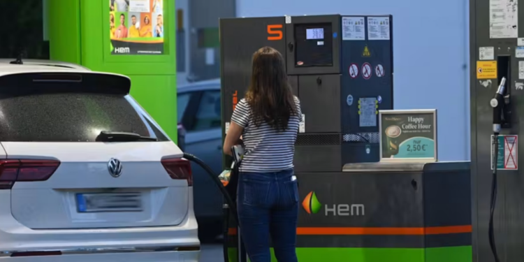Austrija i ostatak Evrope suočavaju se sa ozbiljnom neizvesnošću na energetskom tržištu nakon upozorenja međunarodnih institucija da bi poremećaji u snabdevanju naftom mogli izazvati rast cena goriva i dodatni pritisak na privredu. U fokusu pažnje nalazi se moreuz Hormuz, jedan od najvažnijih svetskih pomorskih pravaca za transport nafte i tečnog prirodnog gasa, kroz koji prolazi značajan deo globalnih energetskih tokova.