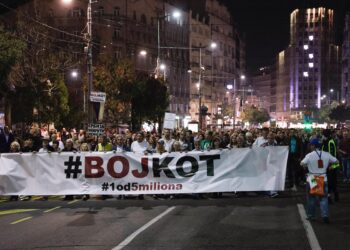 Protest završen kod RTS lepljenjem plakata i paljenjem baklji