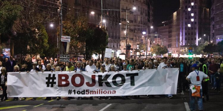 Protest završen kod RTS lepljenjem plakata i paljenjem baklji