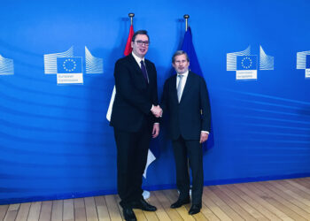 Vučić posle razgovora sa Junkerom i Hanom: Srbija na evropskom putu, ali suverena (FOTO)