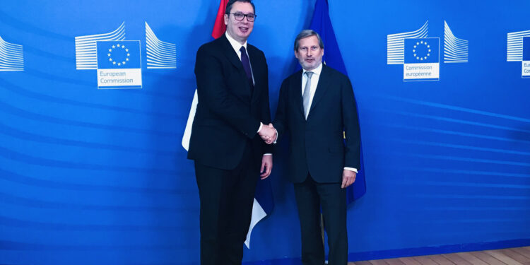 Vučić posle razgovora sa Junkerom i Hanom: Srbija na evropskom putu, ali suverena (FOTO)
