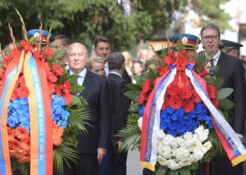 Vučić i Sarkisijan položili vence na jermenski spomenik