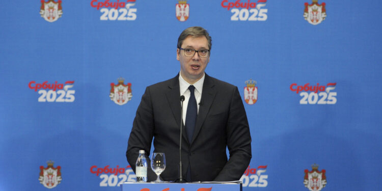 „Na kraju 2025. prosečna plata 900€, a penzije 430-440€. To obećavamo građanima Srbije“ (FOTO)