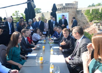 Makron razgovarao sa studentima iz Regionalne kancelarije