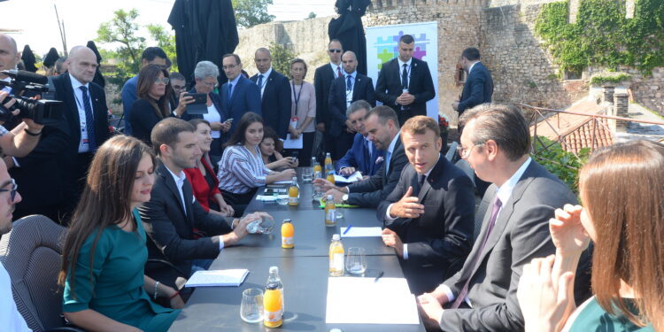 Makron razgovarao sa studentima iz Regionalne kancelarije