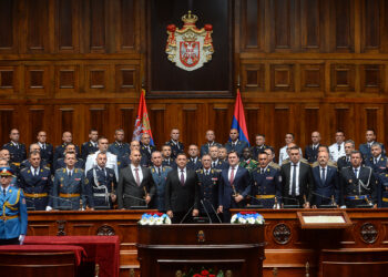 Oficirima Vojske Srbije mačevi i sablje povodom završetka usavršavanja (FOTO)