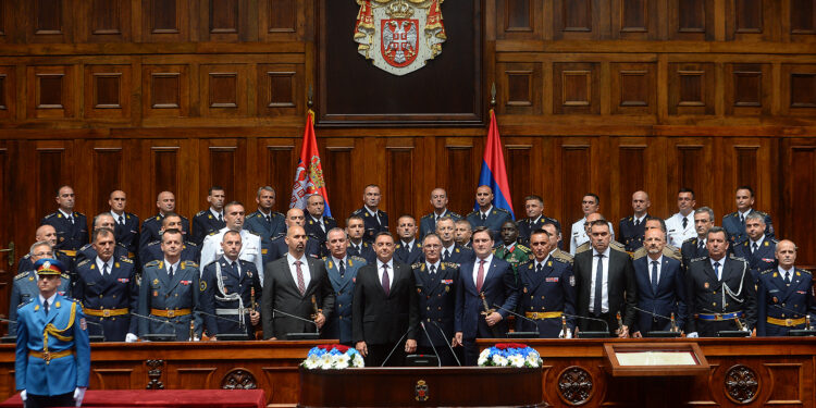 Oficirima Vojske Srbije mačevi i sablje povodom završetka usavršavanja (FOTO)