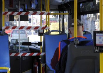 Od jutros 32 posebne linije prevoze zaposlene, kondukter proverava ko ulazi