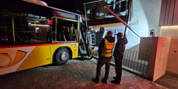 Bizarna nesreća u Švajcarskoj: Autobus bez vozača uleteo u banku