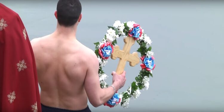 Danas je Bogojavljenje, pravoslavni svet pliva za časni krst