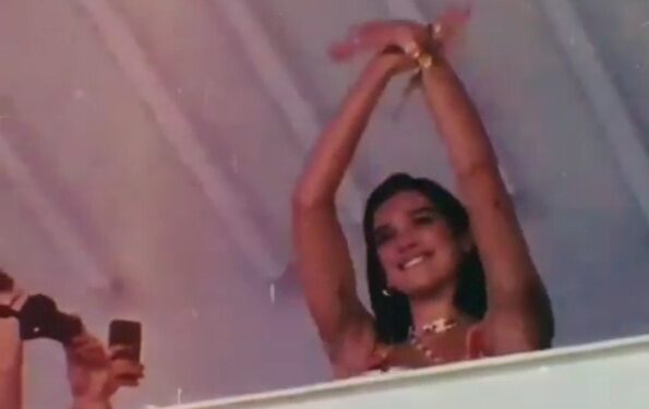 Dua Lipa pokazivala dvoglavog orla na festivalu u Prištini (VIDEO)