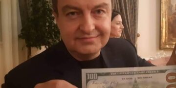 Sputnjik: Dačić objasnio Amerikancima zašto je napisao „Kosovo je Srbija“ na sto dolara