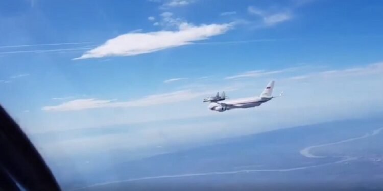 Srpski „migovi“ pored ruskog „iljušina“: Spektakularan doček Šojgua na nebu (VIDEO)