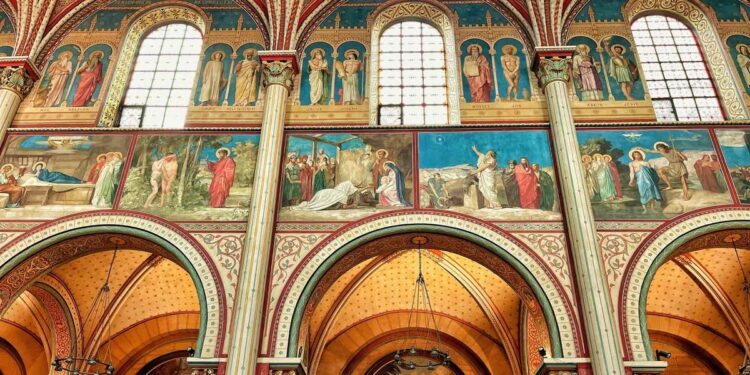 Pariz na udaru pljačkaša: Iz crkve ukraden srebrni Isus Hrist